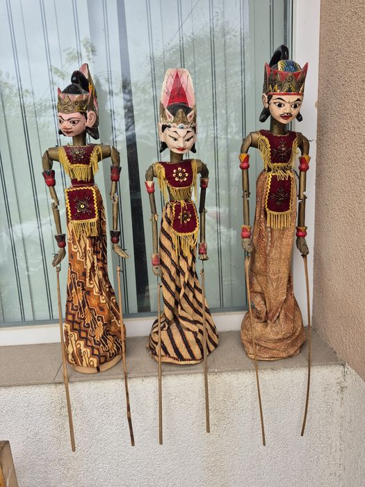 Vând 3 Statuete foarte vechi, fabricata manual,made in Indonezia 63cm