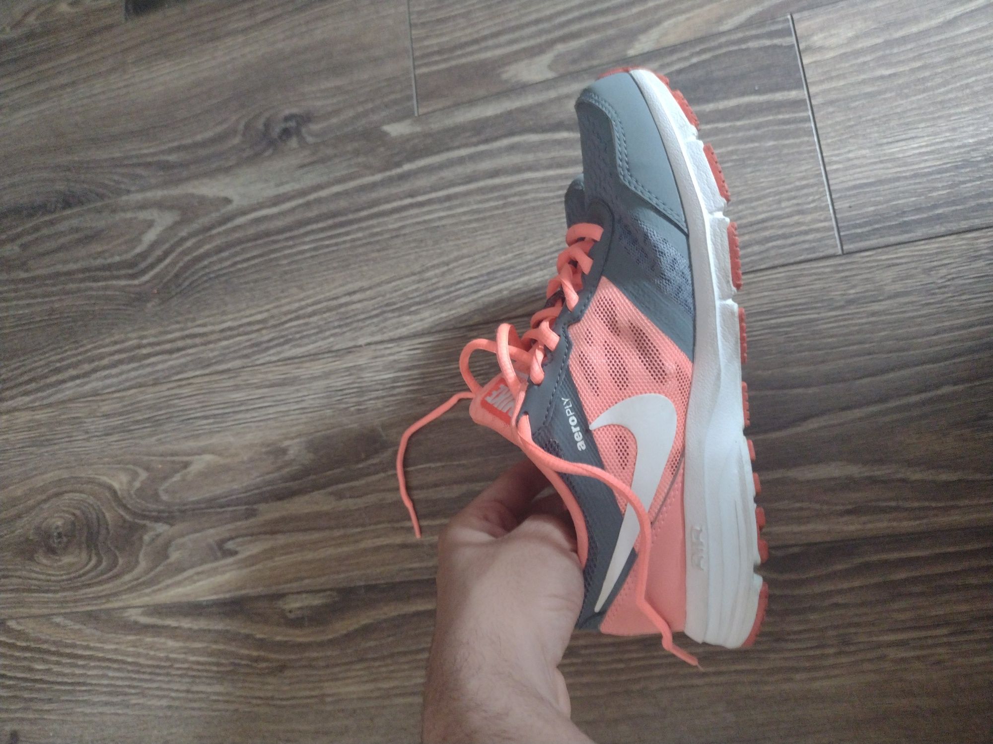 Vând adidași Nike