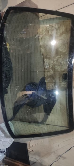 Заднее стекло, целое