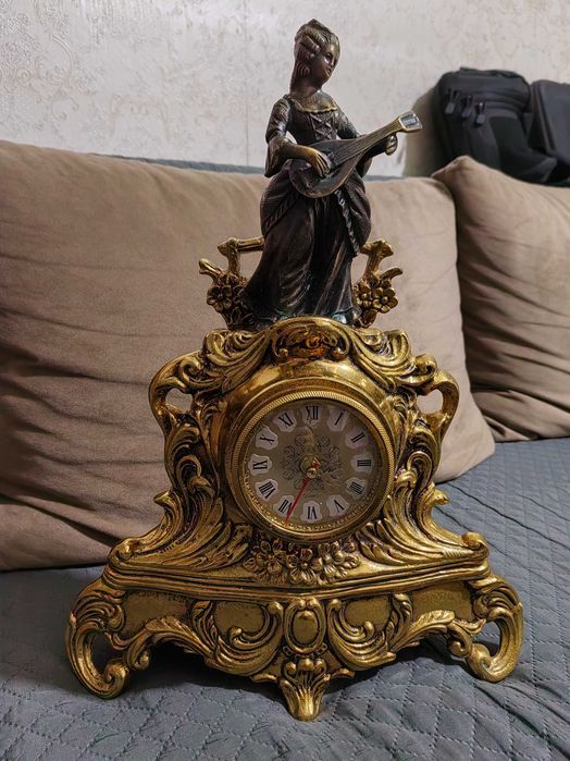 Настолен бароков часовник.
