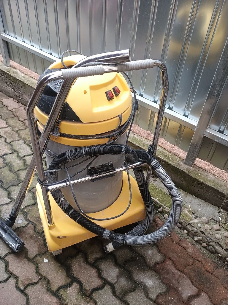 Vând aspirator industrial 2400 w