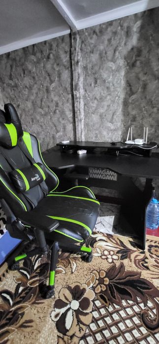 Продам  компьютерный стол с креслом