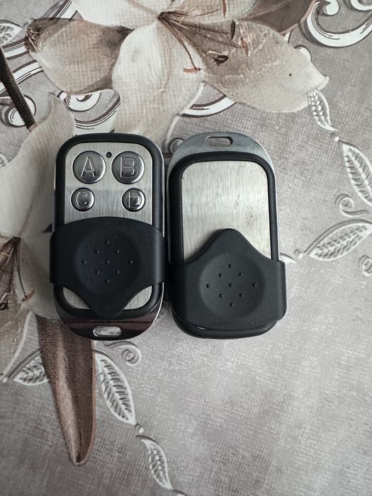 Два броя дистанциони с четери позиции работят при 433MHZ