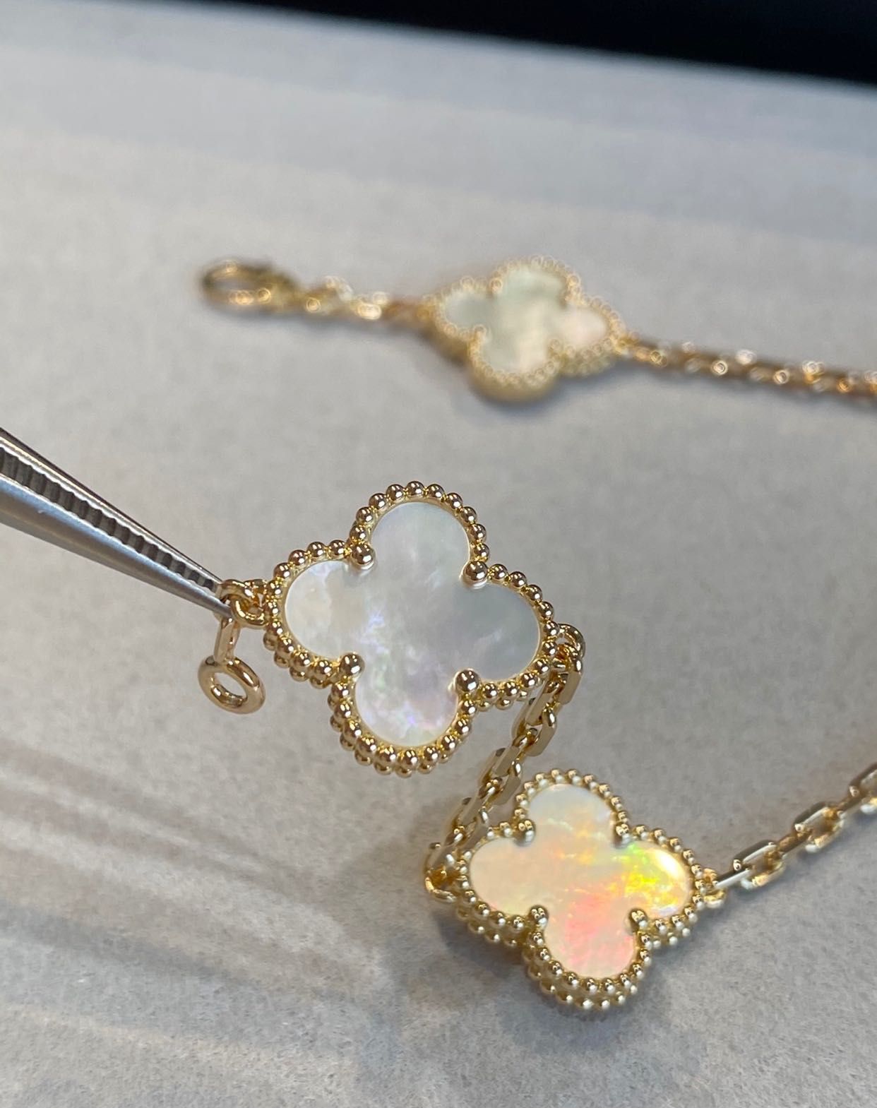 Позлатени гривни Van Cleef & Arpels