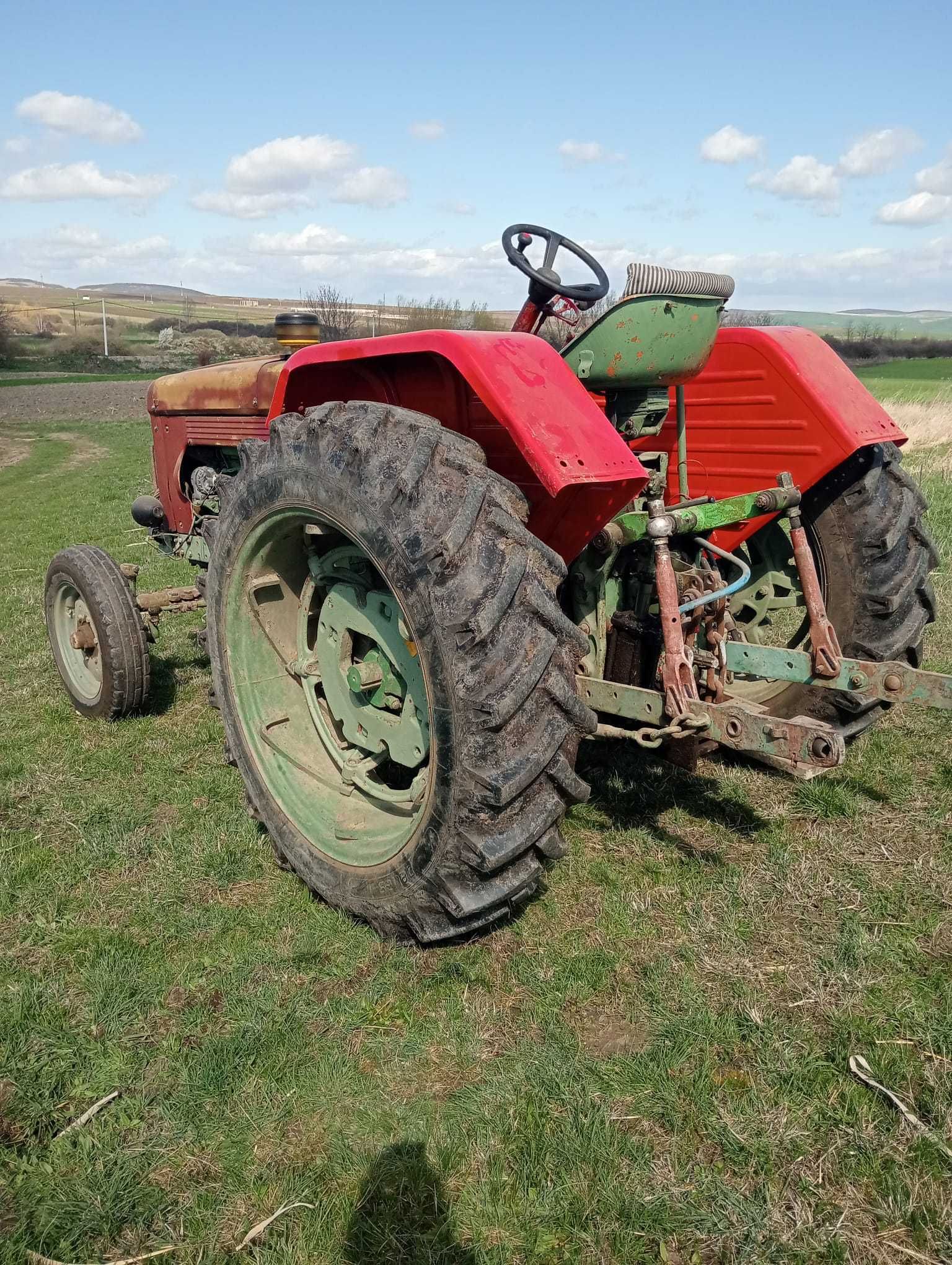 Vând tractor cu 650 echipat