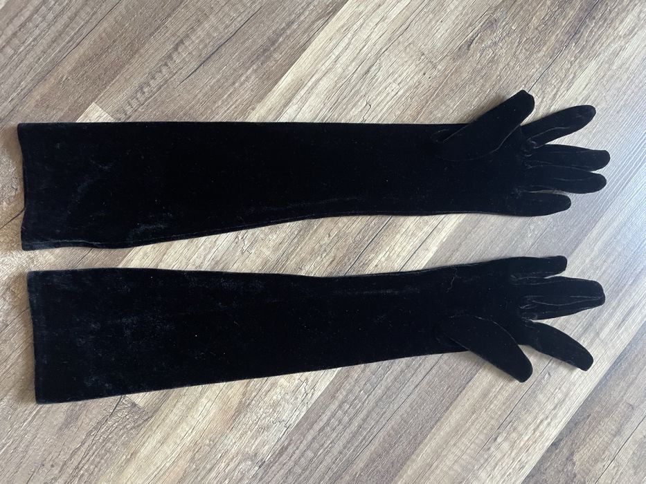 Дълги кадифени ръкавици