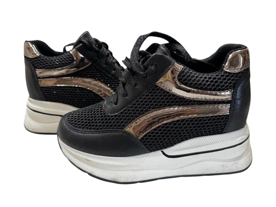 Дамски спортни обувки на платформа