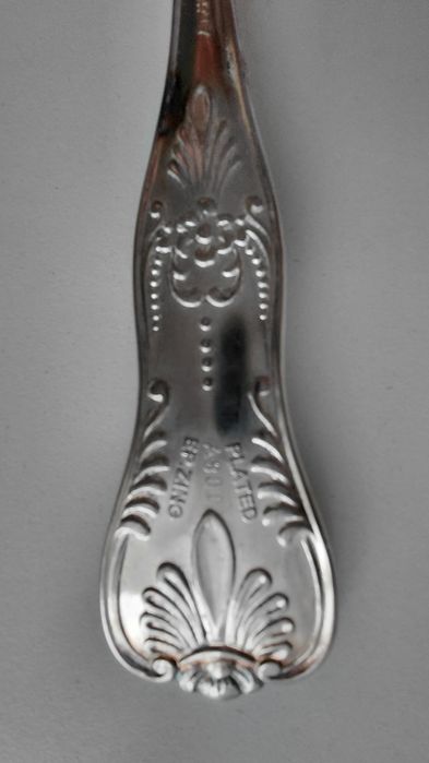 Set tacâmuri elegant și frumos executat