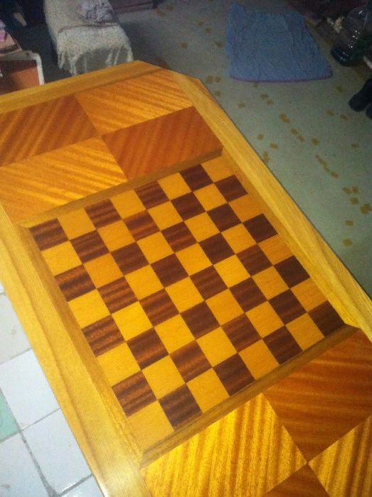 продаю шахматный столик новый
