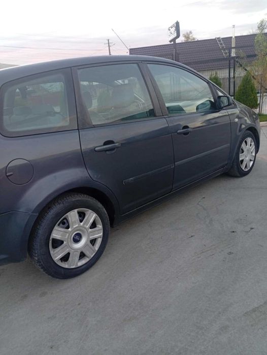 Vând mașina în condiție foarte buna