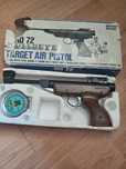 Pistol cu capse de plumb