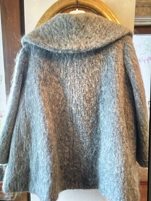 Palton evazat pufos  superb mărimea L/XL