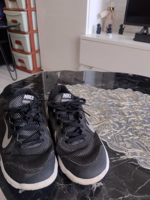 Продавам дамски спортни  обувки Nike 38 номер.