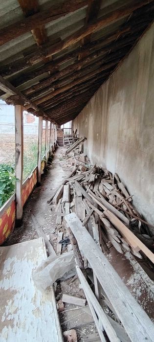 Самостоятелна сграда с навес и гараж-с.Войводово