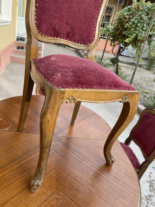 продается стол и стулия ношки ливинний антиквар нормалном состоянийизо