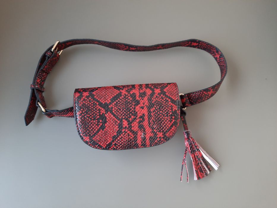 Borsetă elegantă cu curea