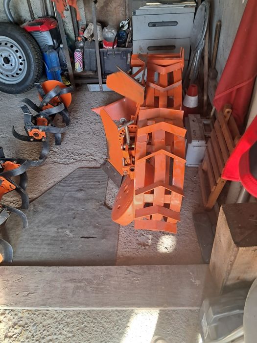 Vând motocultor de 18 cai cu freza plug rotativ roti metal contra greu