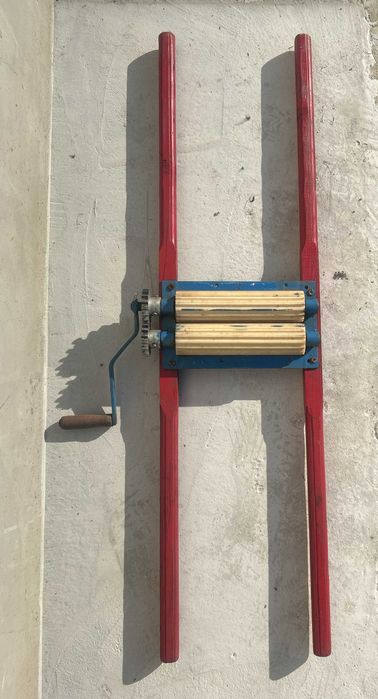 Teasc si zdrobitor manual pentru struguri