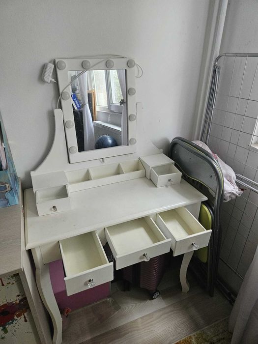 Măsuță machiaj domnișoară