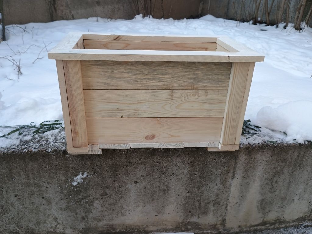 Продавам дървени кашпи