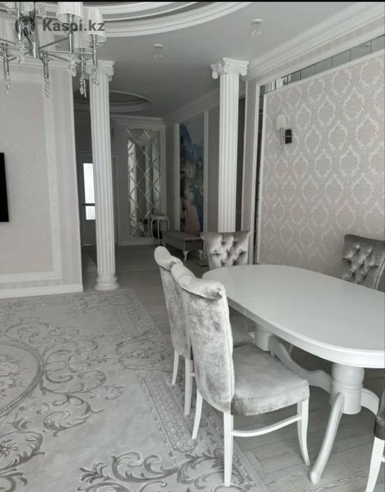 Стол со стульями