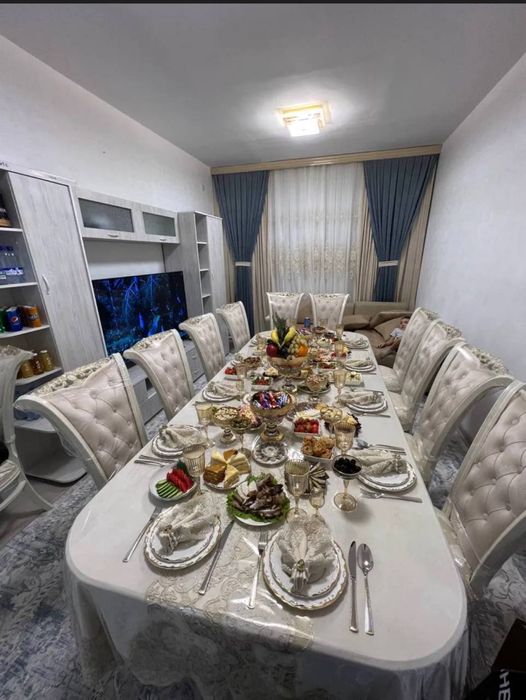 Стол на 12 персон со стульями в отличном состоянии.