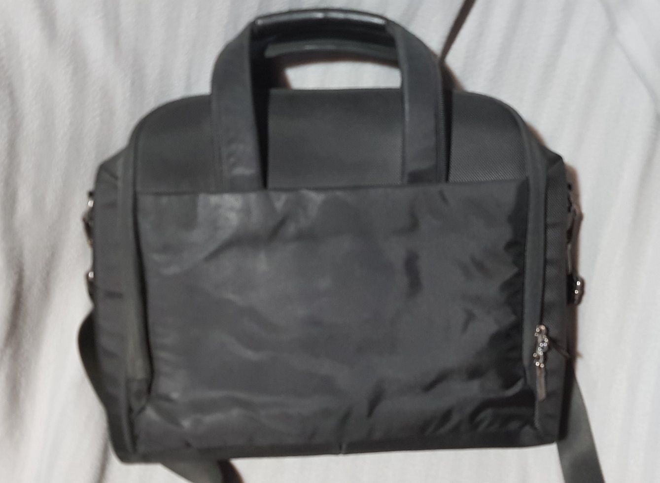 Vând geanta de laptop 15" Samsonite