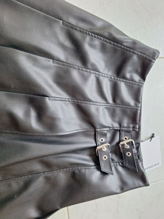 Дамски Кожена пола Bershka, S