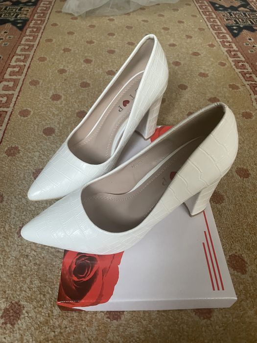 Vand pantofi marimea 37,38 ca noi