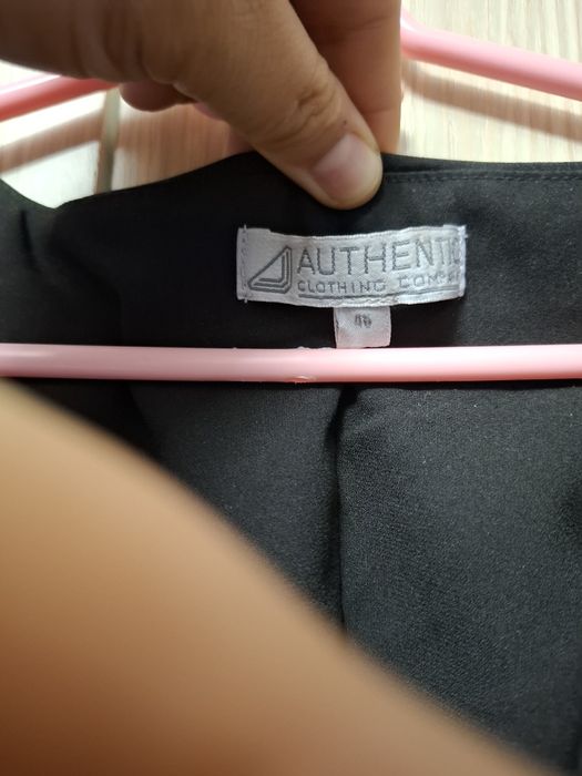 Vând 2 rochii una de seara iar una de zi înflorată din H&M