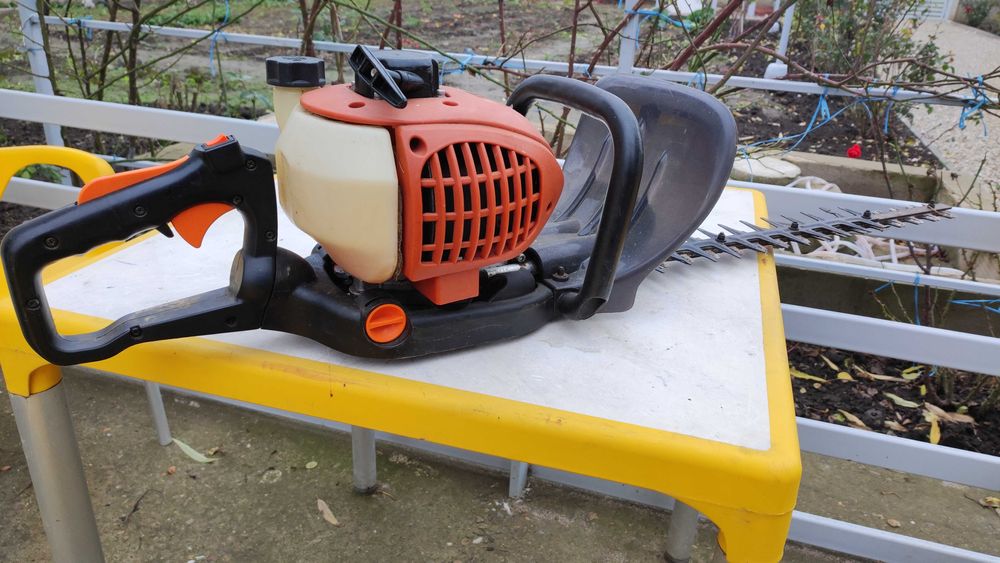 Foarfeca gard viu benzina Atika HB 60 N si Bosch AHS 55-20 LI