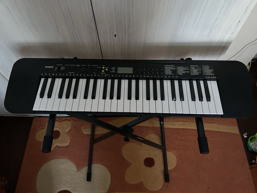 Синтезатор Casio ctk-240 със стойка