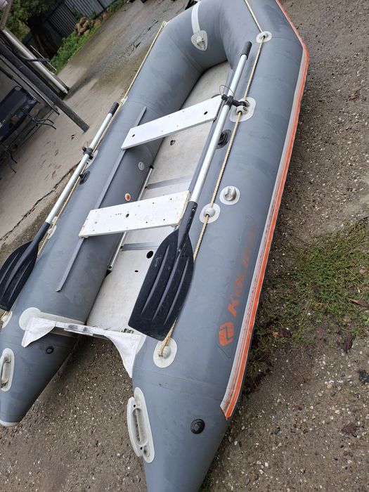 Vând barcă  kolibri 3m.30 cu motor de barcă Evirunde  8 cai 4 timpi