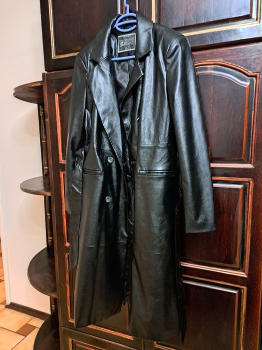 Черно дамско кожено манто-ново,елегантна права кройка