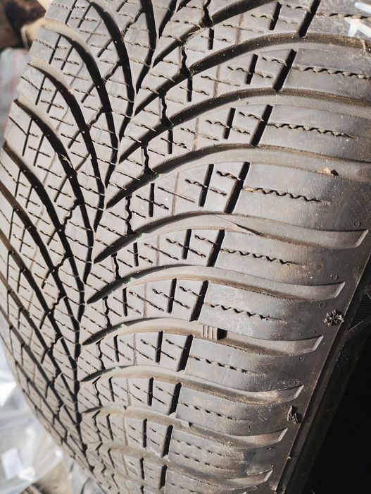 Vând cauciucuri de iarnă Goodyear 205 50 17