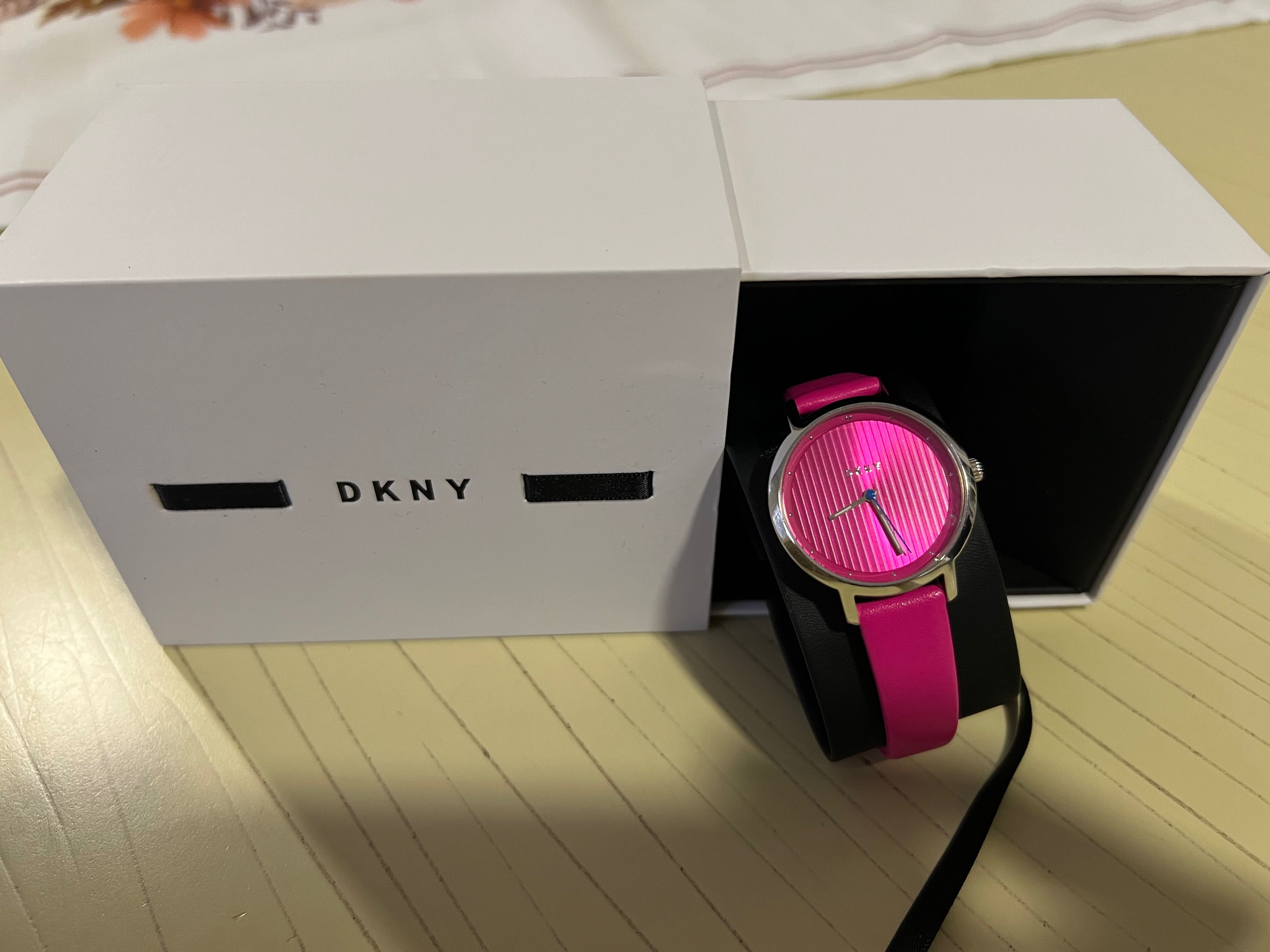 Дамски часовник в цикламен цвят на марката DKNY