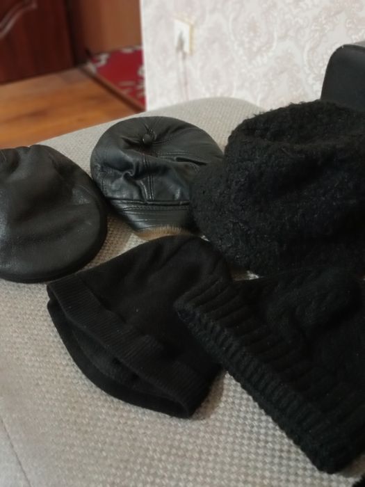 Продам  шапки разные