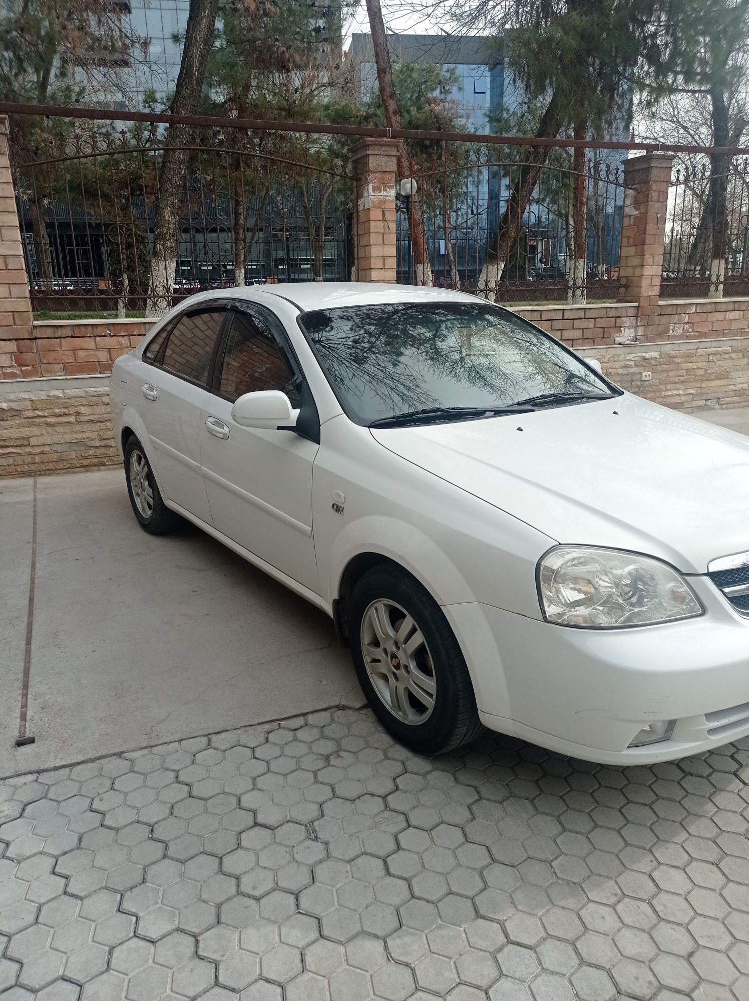 Продаётся lacetti 1.8 в хорошем состоянии