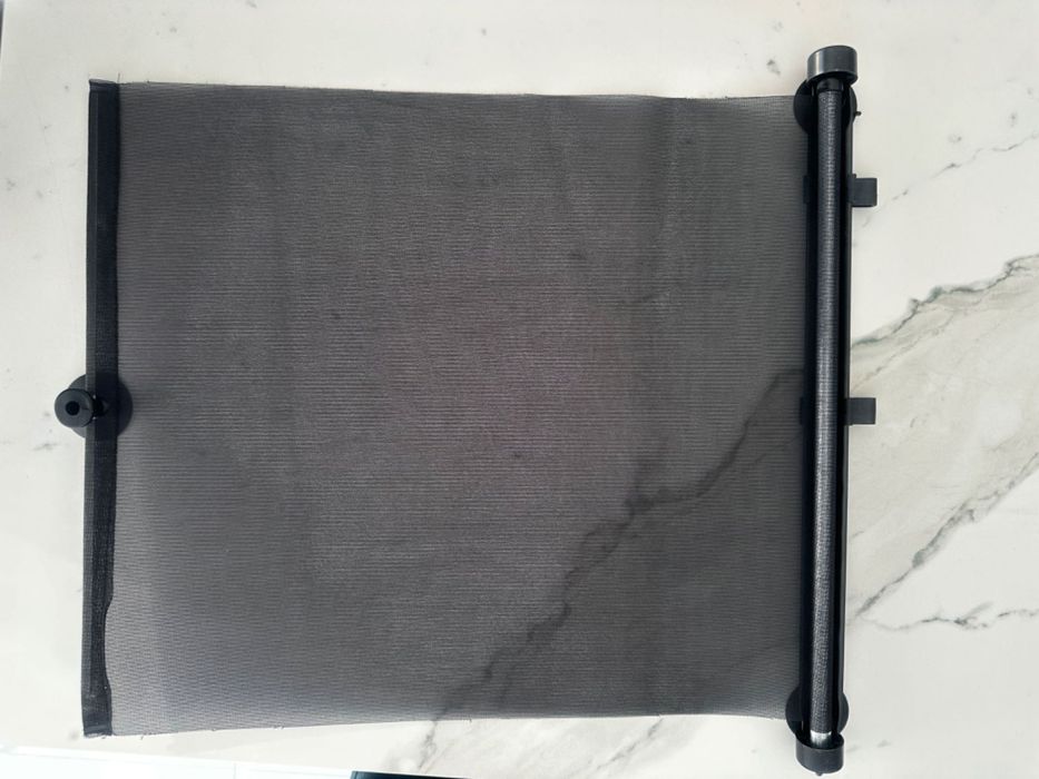 Parasolar auto retractabil cu ventuze Reer pentru geamuri laterale