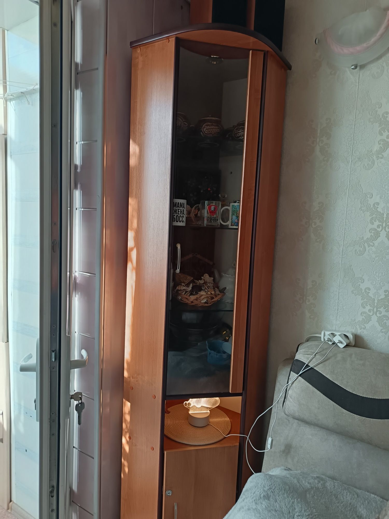 Продам угловой шкаф