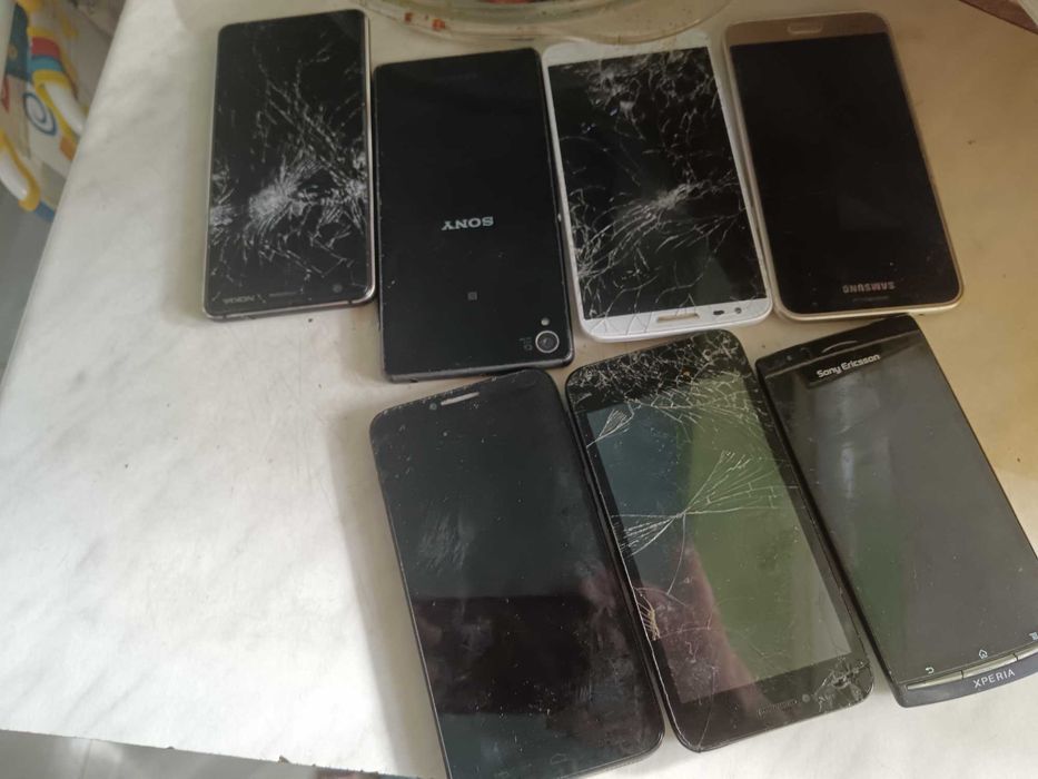 Продавам стари телефони