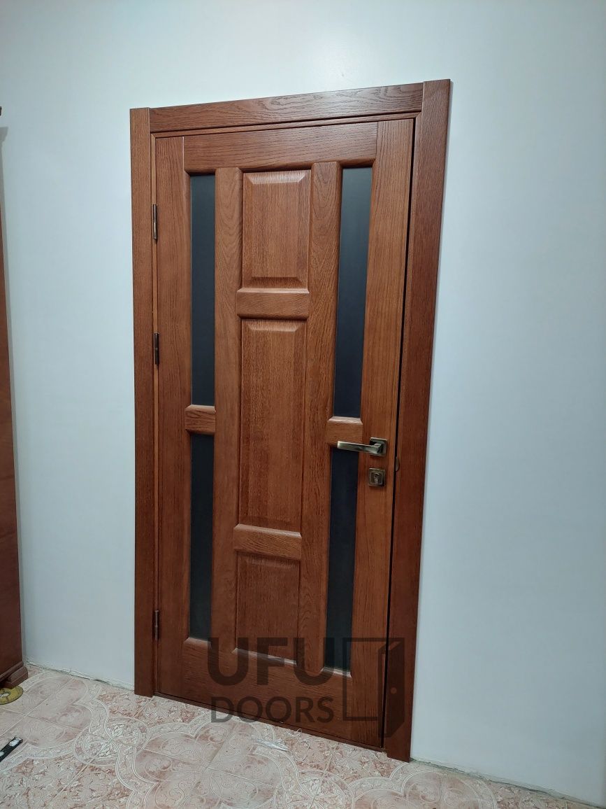 Uși din lemn, furniruit și vopsit