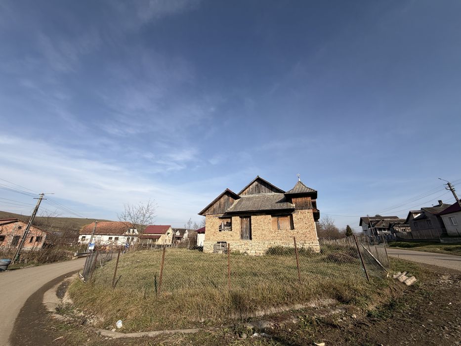 Casă cu teren de vânzare