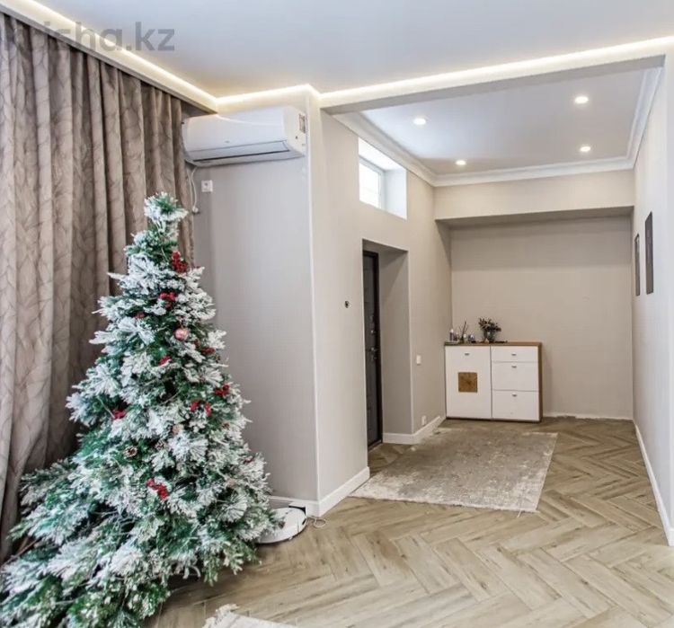 Красивая пушистая новогодняя елка