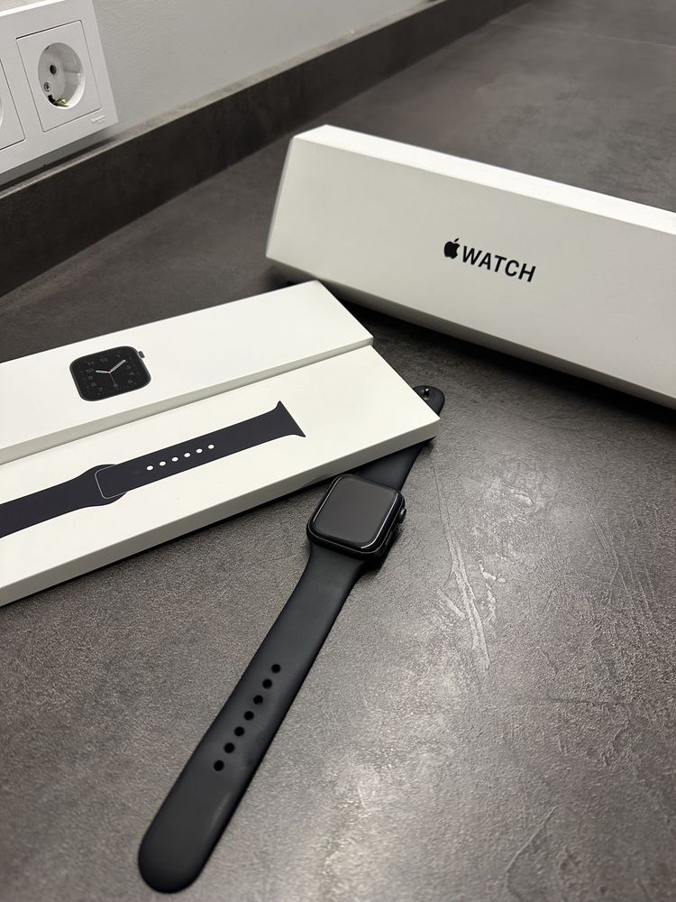 Продам Apple Watch SE 44 mm space gray (Черный)