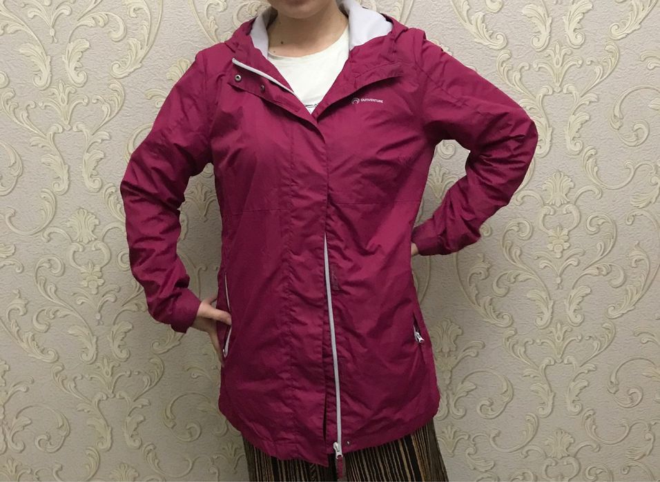 Киімдер. Тренч киілмеген.