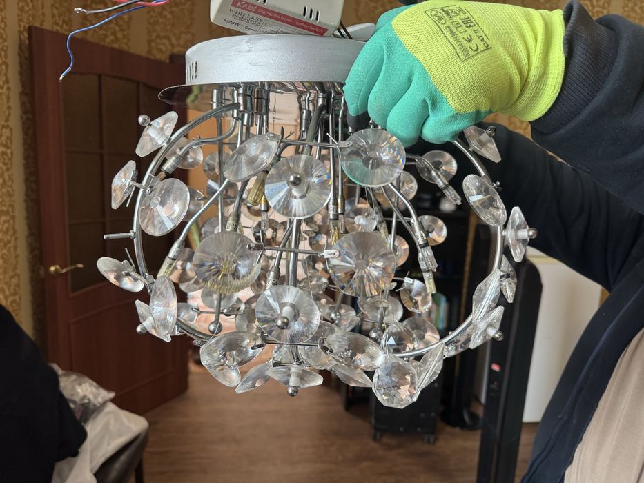 Люстра для комнаты в хорошем состоянии