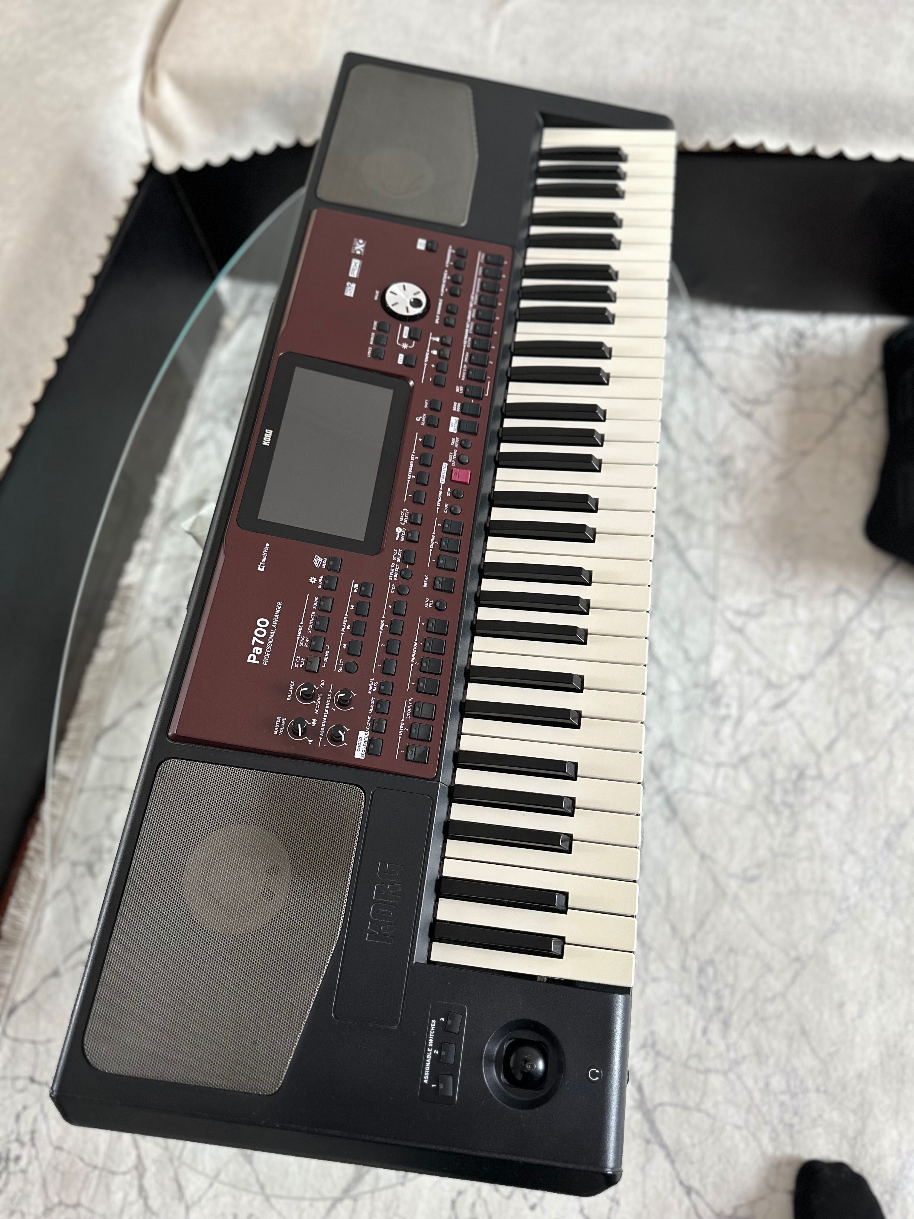 Продавам KORG PA700