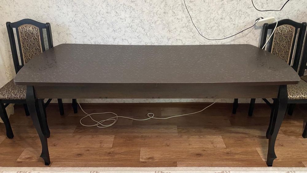 Продам гостинный стол со стульями!
