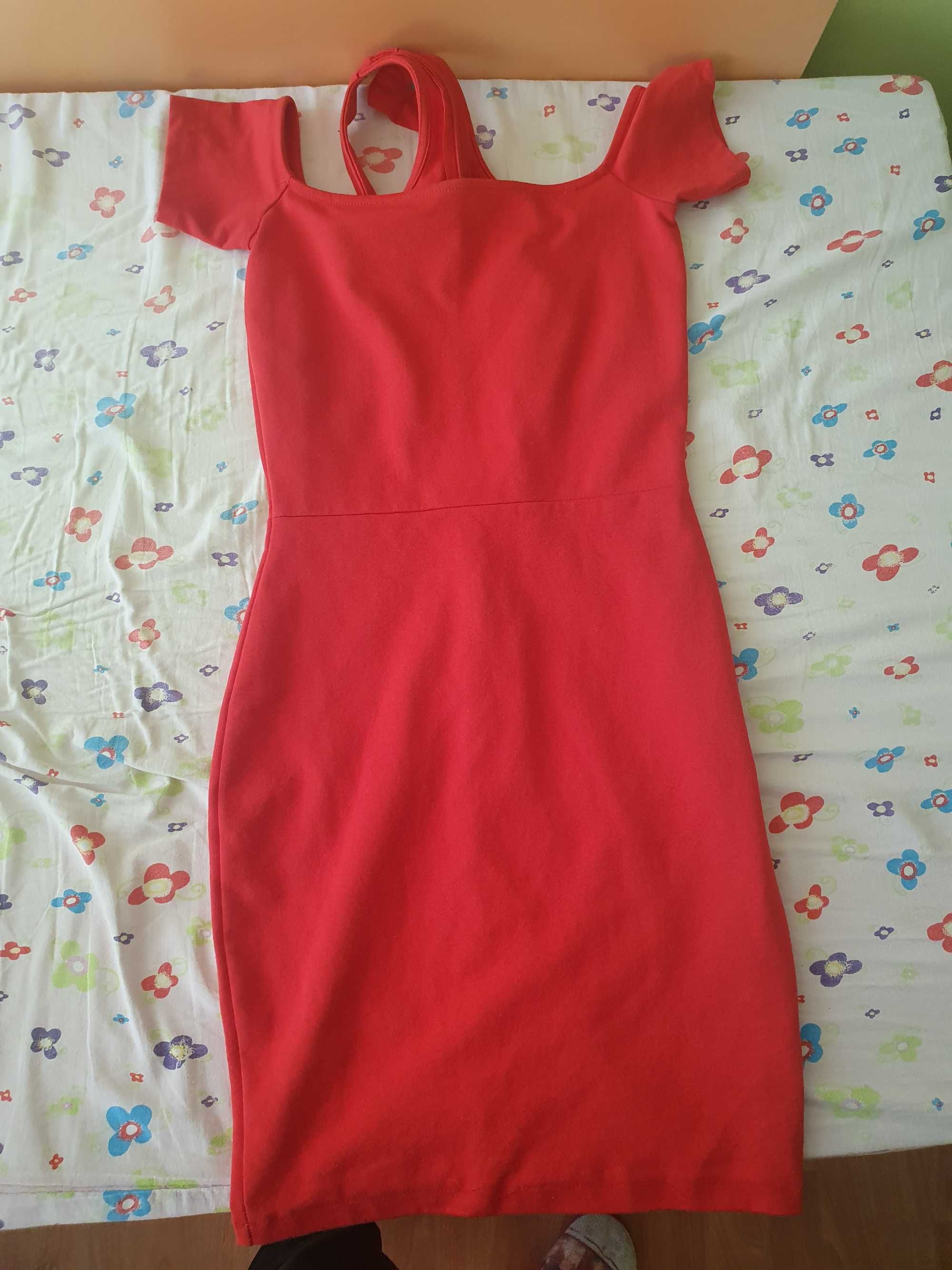 Червена прилепнала рокля